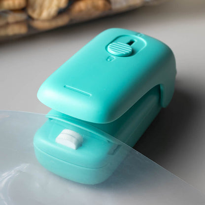 Portable 2-in-1 Bag Sealer & Cutter - Keep Your Food Fresh!